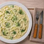 MACARRÃO C/ MOLHO BRANCO DE BRÓCOLIS