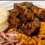 Cabrito con arroz y frejol