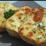 Panes de ajo gratinados