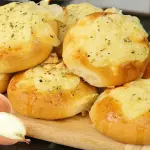 PÃO DE CEBOLA C/ QUEIJO