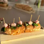 Baguete presunto e queijo (cortada)