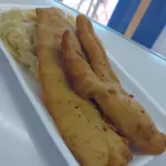 Milanesa de pescado con guarnición