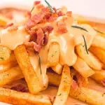 Fritas com mussarela e bacon