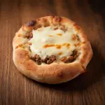 Esfiha de carne com queijo