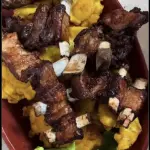 Porción de patacones con costilla.