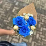 Mini 3 rosas azuis com ferrero