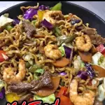 YAKISOBA DE CARNE E CAMARÃO