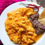 Huevos al albañil c/ frijoles