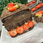 Fatia de brigadeiro belga com mo