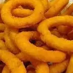 Anéis de cebola empanados