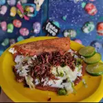 Gordita de requeson con chapulines