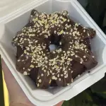 Bolo chocolate com amendoim