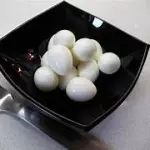 porción de huevos de codorniz