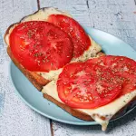 TOSTADAS TOMATE QUESO