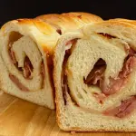 Brioche com Calabresa e Queijo