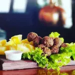 Almondegas com mandioca