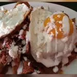 CHILAQUILES ROJOS CON ASADA Y HUEVO