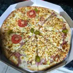 Pizza 1/2 mussaela 1/2 portuguesa