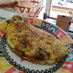 Omelete com frango e queijo