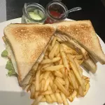 106 CHICKEN CLUB SANDWICH MIT POMMES
