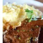 BIFE DE CARNE AO MOLHO BARBECUE PURÊ