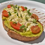 Tostada de Aguacate y Ricotta