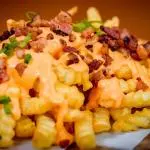 PORÇÃO DE BATATA COM CHEDDAR CREMOSA