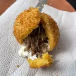 Coxinha de costela com cream cheese