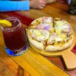 Pizza Americana + Coctel + 1 Refill