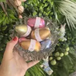 Pote de vidro com mini ovos