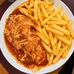 Frango à Parmegiana com Batata Frita