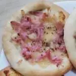 ESFIHA DE PRESUNTO E QUEIJO