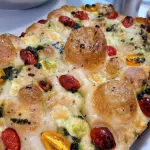 Focaccia tomate, gorgonzola e pesto