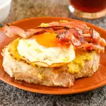 Toast Avocado, Bacon e Ovo Estrelado