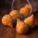 porçao de mini coxinhas