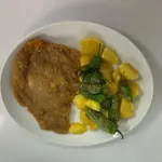 Cachopo, patatas, pimiento de padrón