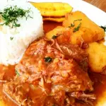 Sobrebarriga en salsa criolla