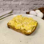 Tostada con crema de huevo