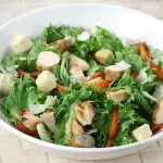 085 - GEMISCHTER SALAT MIT POULET