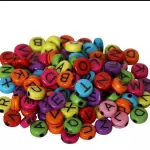 Cuentas multicolor con letras negras