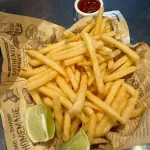 PATATAS FRITAS CON SALSA