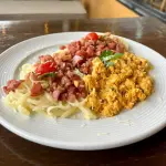 Massa com calabresa, bacon e frango