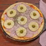 Pizza de jamón y anana