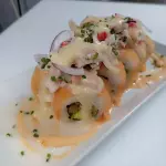 ROLL ACEVICHADO ENVUELTO EN SALMON