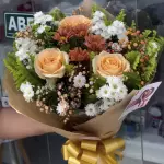 3 rosas e mini Margarida Dourada