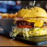 Burger Completa con papas fritas