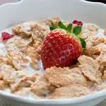 Cereal con leche y frutas