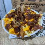 Batata com cheddar e bacon.