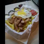 Salchipapa con huevo
