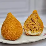 COXINHA DE FRANGO COM REQUEIJÃO